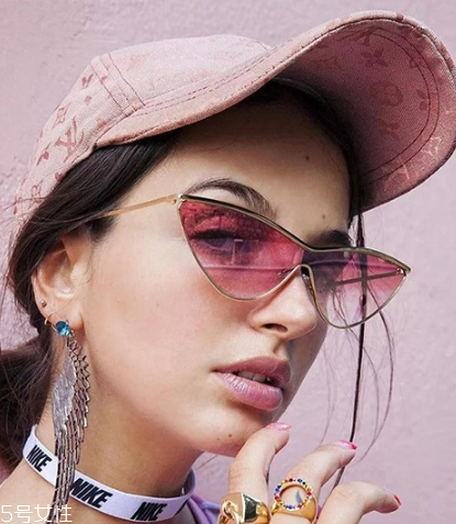 棒球帽怎么搭配衣服？素顏也能hold住