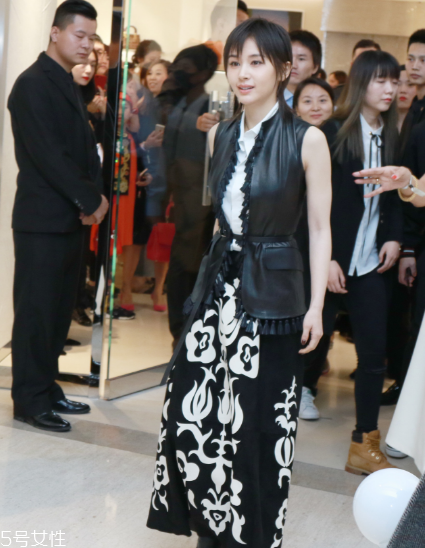 馬甲里面配什么衣服好看？換季疊搭全靠它