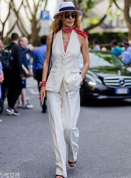 馬甲里面配什么衣服好看？換季疊搭全靠它