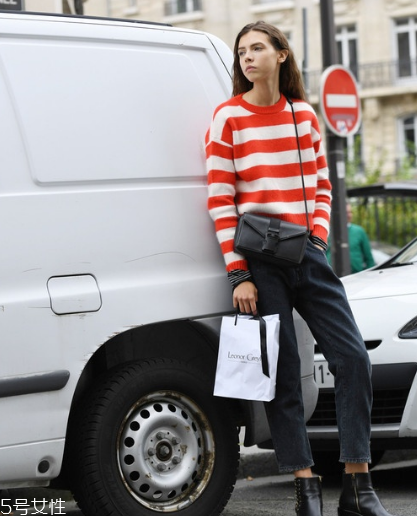 條紋毛衣怎么搭配？營造浪漫少女感
