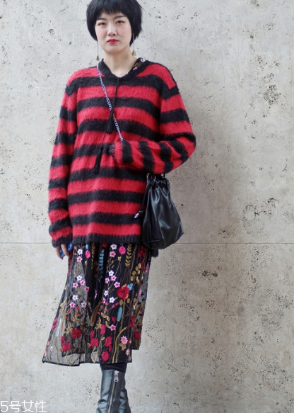 條紋毛衣怎么搭配？營造浪漫少女感