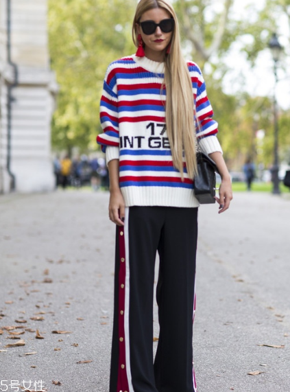 條紋毛衣怎么搭配？營造浪漫少女感