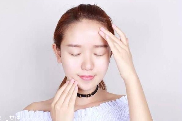 水和乳先用哪個(gè) 因人而異別太較真 水和乳先用哪個(gè) 因人而異別太較真