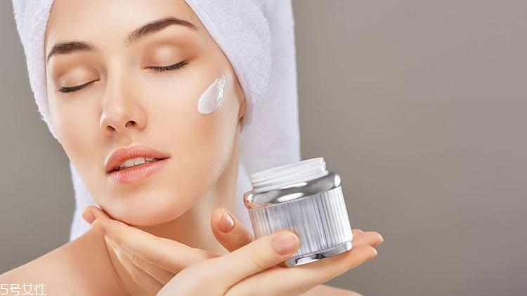 水和乳先用哪個(gè) 因人而異別太較真 水和乳先用哪個(gè) 因人而異別太較真