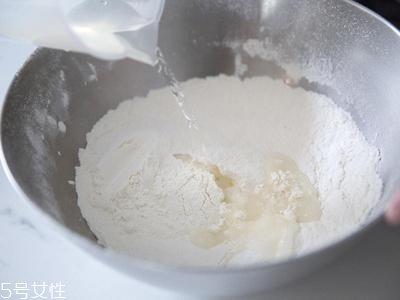 蔥油餅的家常做法 自制蔥油餅的做法步驟 蔥油餅的家常做法 自制蔥油餅的做法步驟