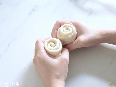 蔥油餅的家常做法 自制蔥油餅的做法步驟 蔥油餅的家常做法 自制蔥油餅的做法步驟