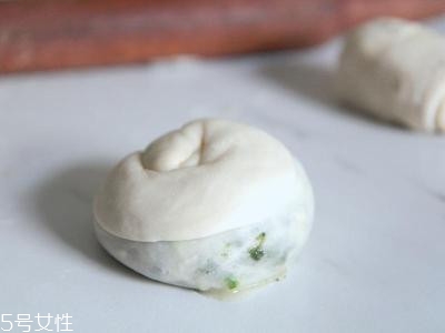 蔥油餅的家常做法 自制蔥油餅的做法步驟 蔥油餅的家常做法 自制蔥油餅的做法步驟