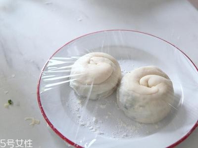 蔥油餅的家常做法 自制蔥油餅的做法步驟 蔥油餅的家常做法 自制蔥油餅的做法步驟