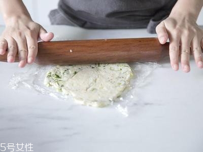 蔥油餅的家常做法 自制蔥油餅的做法步驟 蔥油餅的家常做法 自制蔥油餅的做法步驟