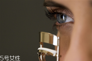 睫毛夾對睫毛有傷害嗎 現(xiàn)在流行不傷睫毛的卷翹法 睫毛夾對睫毛有傷害嗎 現(xiàn)在流行不傷睫毛的卷翹法