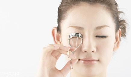 睫毛夾對睫毛有傷害嗎 現(xiàn)在流行不傷睫毛的卷翹法 睫毛夾對睫毛有傷害嗎 現(xiàn)在流行不傷睫毛的卷翹法