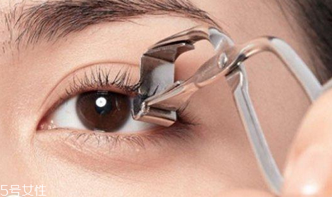 睫毛夾對睫毛有傷害嗎 現(xiàn)在流行不傷睫毛的卷翹法 睫毛夾對睫毛有傷害嗎 現(xiàn)在流行不傷睫毛的卷翹法