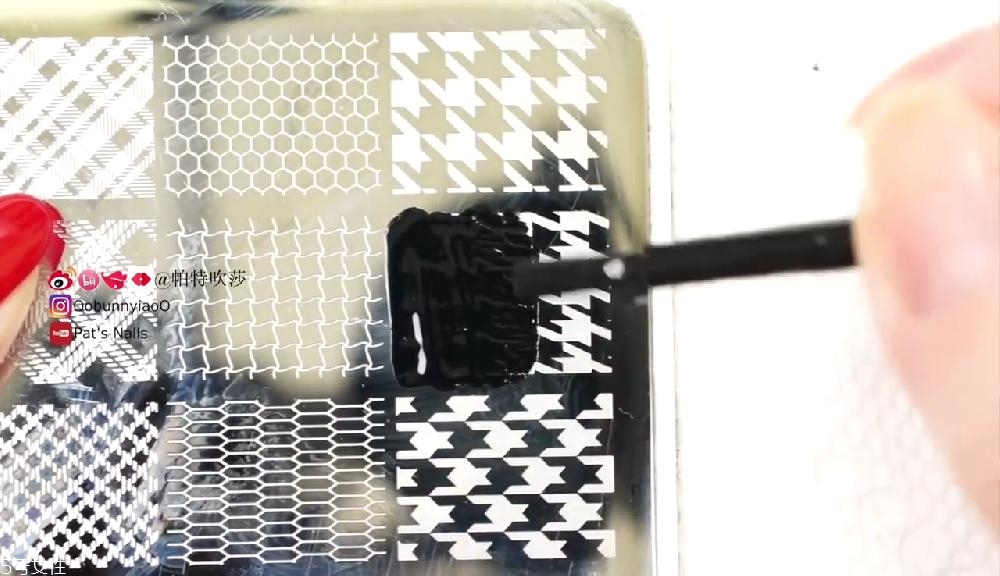 千鳥格美甲圖片畫法 美甲千鳥格畫法步驟 千鳥格美甲圖片畫法 美甲千鳥格畫法步驟