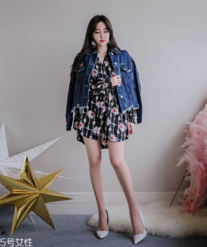 印花連衣裙配什么外套？印花連衣裙搭配外套技巧