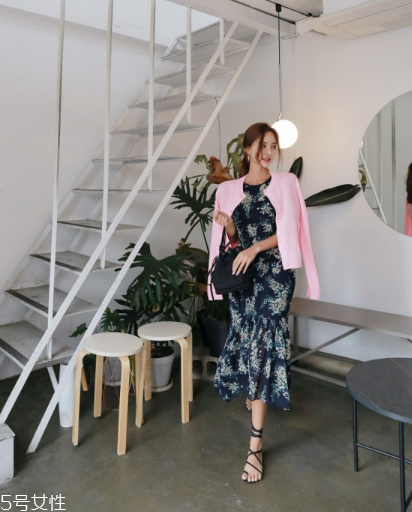 印花連衣裙配什么外套？印花連衣裙搭配外套技巧