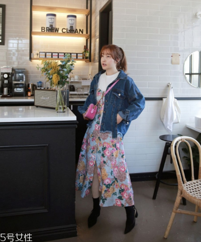 印花連衣裙配什么外套？印花連衣裙搭配外套技巧