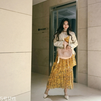 印花連衣裙配什么外套？印花連衣裙搭配外套技巧