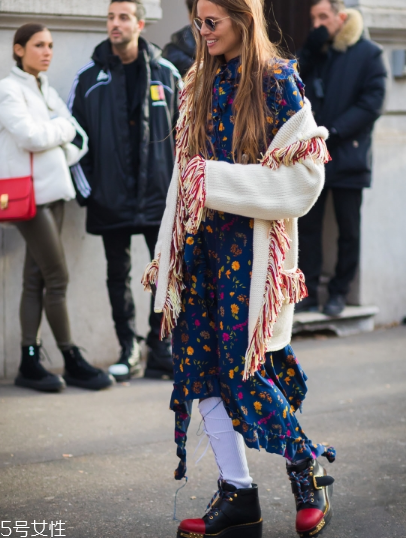 印花連衣裙配什么外套？印花連衣裙搭配外套技巧