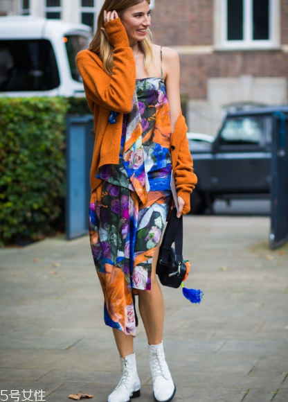 印花連衣裙配什么外套？印花連衣裙搭配外套技巧