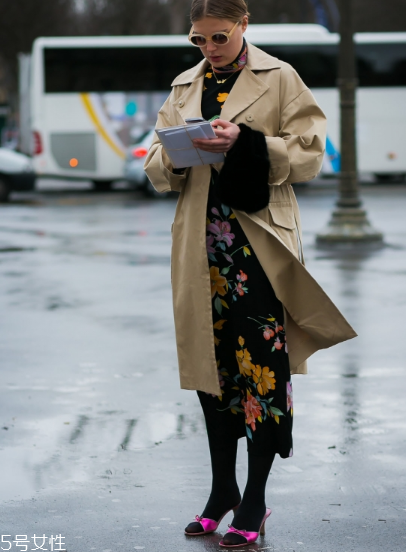 印花連衣裙配什么外套？印花連衣裙搭配外套技巧