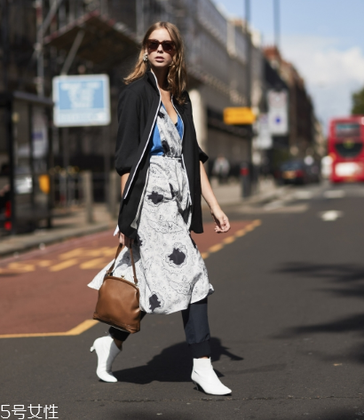 印花連衣裙配什么外套？印花連衣裙搭配外套技巧