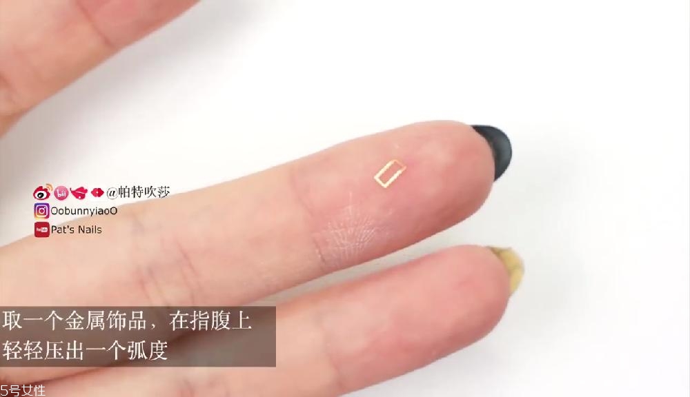 千鳥格美甲圖片畫法 美甲千鳥格畫法步驟 千鳥格美甲圖片畫法 美甲千鳥格畫法步驟