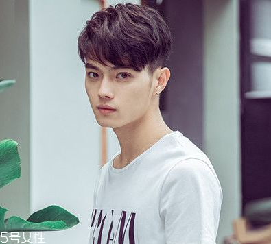 男生夏季不熱的發(fā)型推薦 男生菠蘿頭發(fā)型教程 男生夏季不熱的發(fā)型推薦 男生菠蘿頭發(fā)型教程