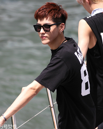 男生夏季不熱的發(fā)型推薦 男生菠蘿頭發(fā)型教程 男生夏季不熱的發(fā)型推薦 男生菠蘿頭發(fā)型教程