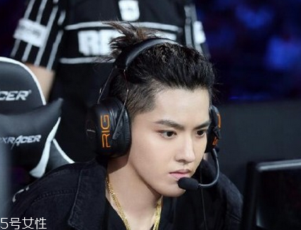 男生夏季不熱的發(fā)型推薦 男生菠蘿頭發(fā)型教程 男生夏季不熱的發(fā)型推薦 男生菠蘿頭發(fā)型教程