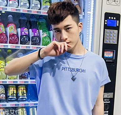 男生夏季不熱的發(fā)型推薦 男生菠蘿頭發(fā)型教程 男生夏季不熱的發(fā)型推薦 男生菠蘿頭發(fā)型教程