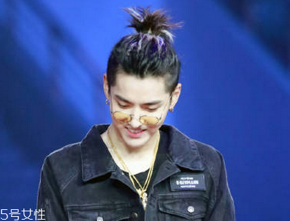 男生夏季不熱的發(fā)型推薦 男生菠蘿頭發(fā)型教程 男生夏季不熱的發(fā)型推薦 男生菠蘿頭發(fā)型教程