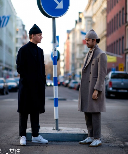 小白鞋太硬磨腳怎么辦？小白鞋太硬的緩解方法