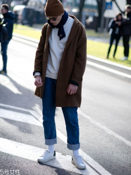 小白鞋太硬磨腳怎么辦？小白鞋太硬的緩解方法