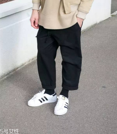 小白鞋上的泥怎么去除？小白鞋上的泥點(diǎn)清洗方法