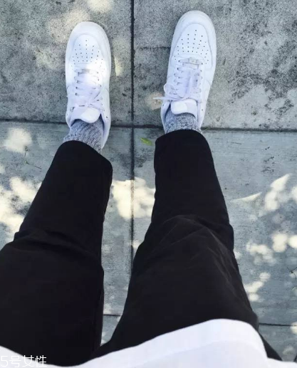 小白鞋上的泥怎么去除？小白鞋上的泥點(diǎn)清洗方法