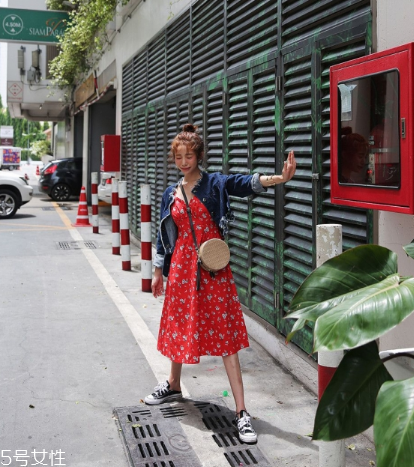 無袖連衣裙怎么搭配外套？無袖連衣裙搭配圖片