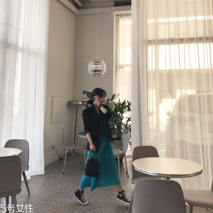 無袖連衣裙怎么搭配外套？無袖連衣裙搭配圖片