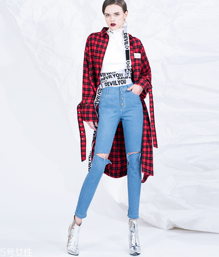 中長(zhǎng)款襯衫怎么搭配？中長(zhǎng)款襯衫搭配技巧