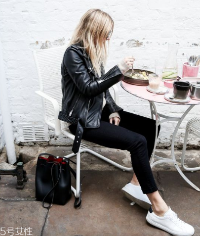 小白鞋發(fā)霉了怎么洗掉？小白鞋霉點清洗方法