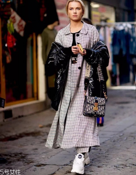 小白鞋沾紅酒怎么清洗？小白鞋上的紅酒清洗方法