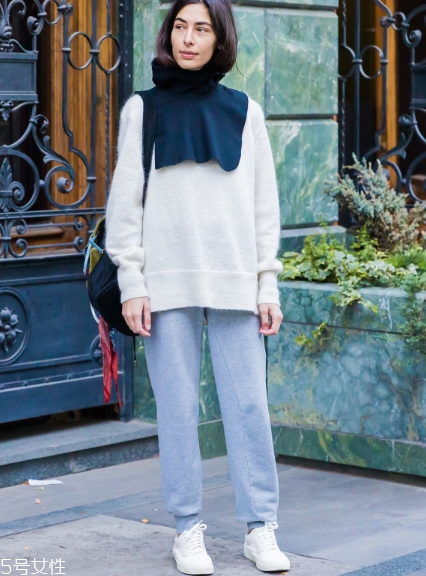 小白鞋沾紅酒怎么清洗？小白鞋上的紅酒清洗方法