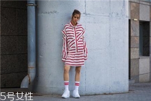 小白鞋沾墨水了怎么辦？小白鞋上的墨水去除方法