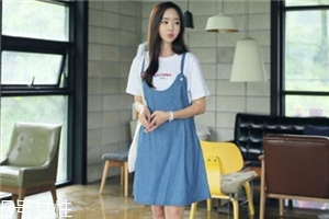 牛仔連衣裙里面穿什么？牛仔連衣裙內(nèi)搭圖片