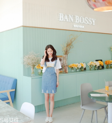 牛仔連衣裙里面穿什么？牛仔連衣裙內(nèi)搭圖片