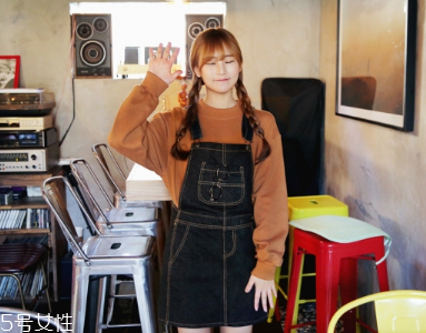 牛仔連衣裙里面穿什么？牛仔連衣裙內(nèi)搭圖片