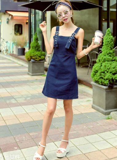 牛仔連衣裙里面穿什么？牛仔連衣裙內(nèi)搭圖片