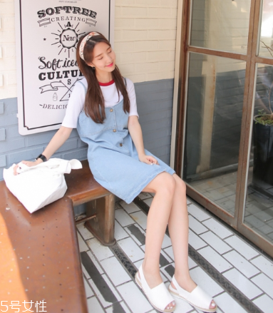 牛仔連衣裙里面穿什么？牛仔連衣裙內(nèi)搭圖片