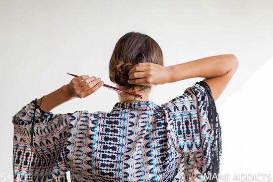 最好看的日系麻花盤發(fā)圖解步驟 最好看的日系麻花盤發(fā)圖解步驟