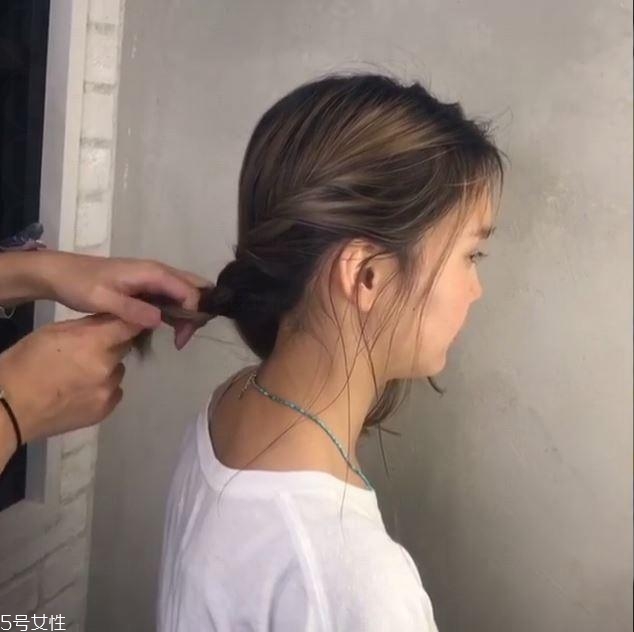 最好看的日系麻花盤發(fā)圖解步驟 最好看的日系麻花盤發(fā)圖解步驟