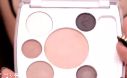 戴眼鏡有必要畫眼影嗎 戴眼鏡畫什么眼影好看 戴眼鏡有必要畫眼影嗎 戴眼鏡畫什么眼影好看